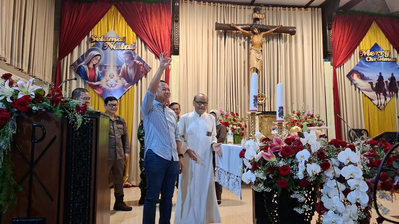 KUNJUNGAN: Bupati Kudus Sam&rsquo;ani Intakoris bersama jajaran OPD menyambangi perayaan misa Natal di sejumlah gereja di Kudus.