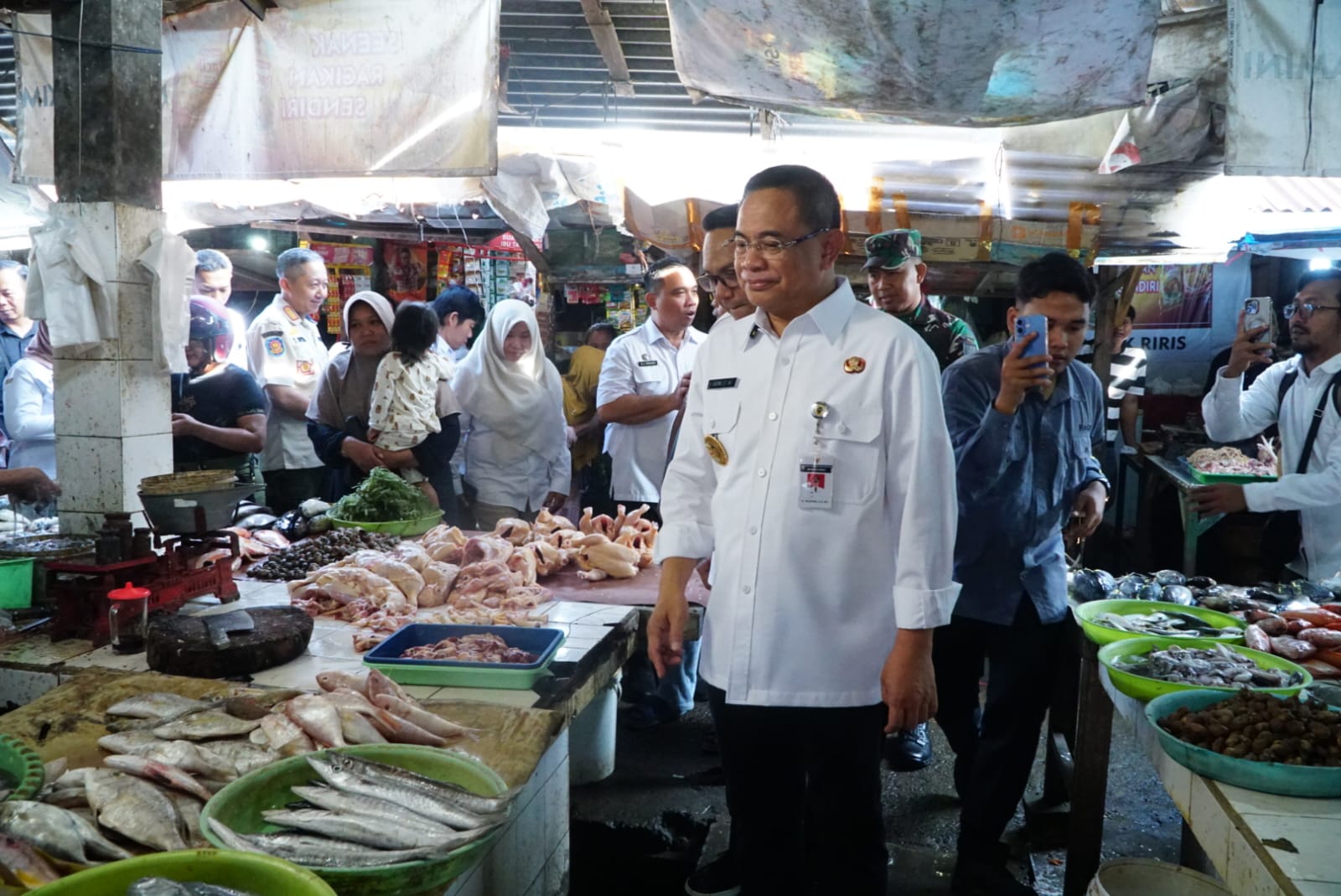 Bupati Pati Sudewo saat mengunjugi Pasar Puri untuk memastikan stok dan stabilitas harga di momen Natal dan tahun baru 2026. (HUMAS PATI UNTUK RADAR KUDUS)