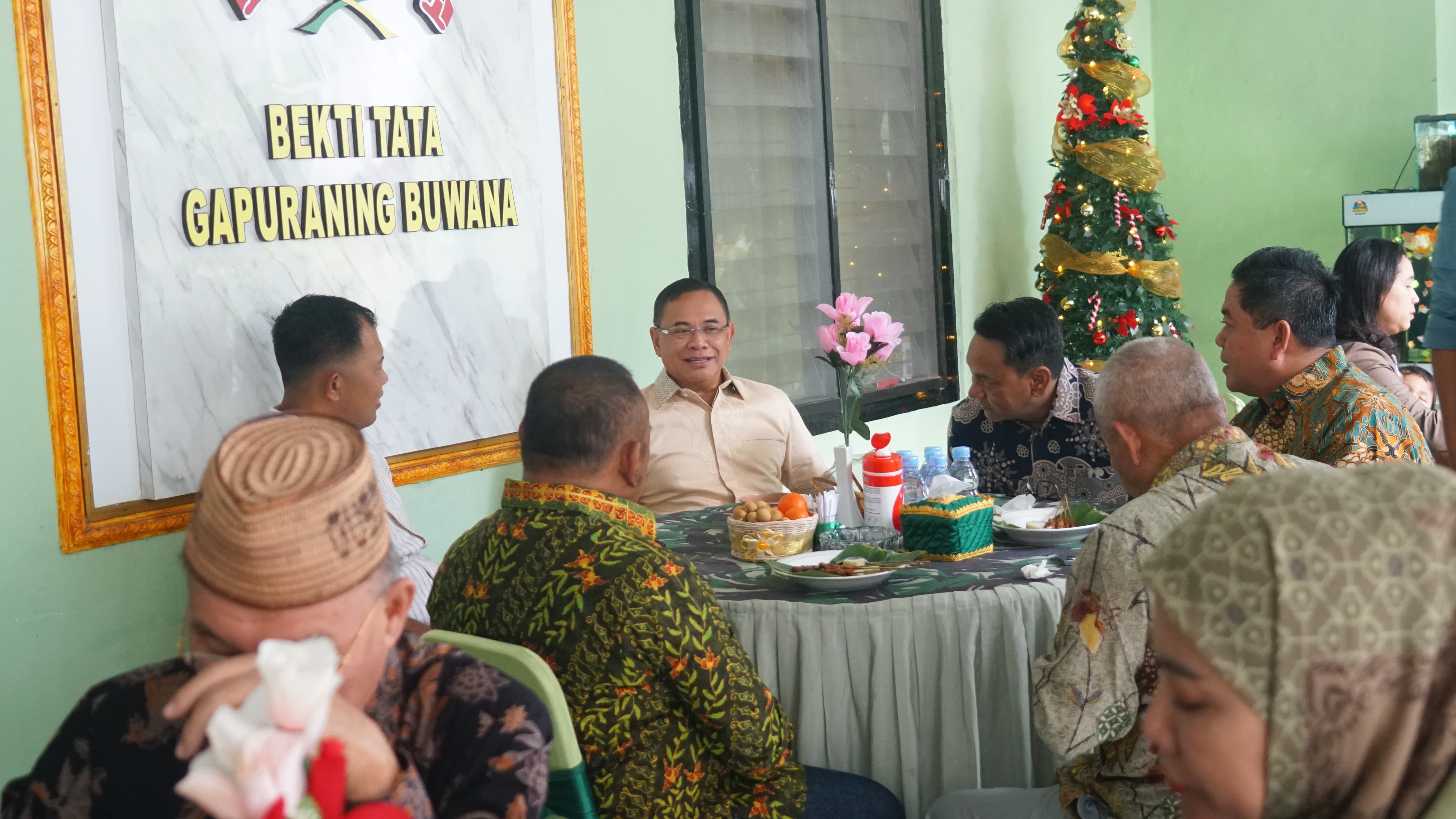 Bupati Pati Sudewo bersama jajaran Forkopimda Pati dalam acara open house di rumah dinas Dandim 0718/Pati. (ACHMAD ULIL ALBAB/RADAR KUDUS)