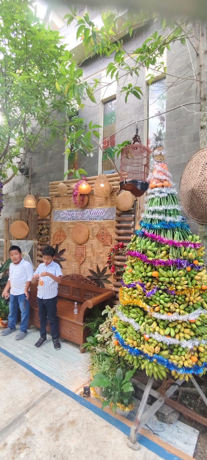 BAHAN ALAM:Pohon Natal disusun dari buah Nanas, kacang panjang, rambutan, jeruk dan pisang menghiasi di GKJ Purwodadi dalam perayaan Natal Tahun 2025, Kamis (25/12).//SIROJUL MUNIR/RADAR KUDUS
