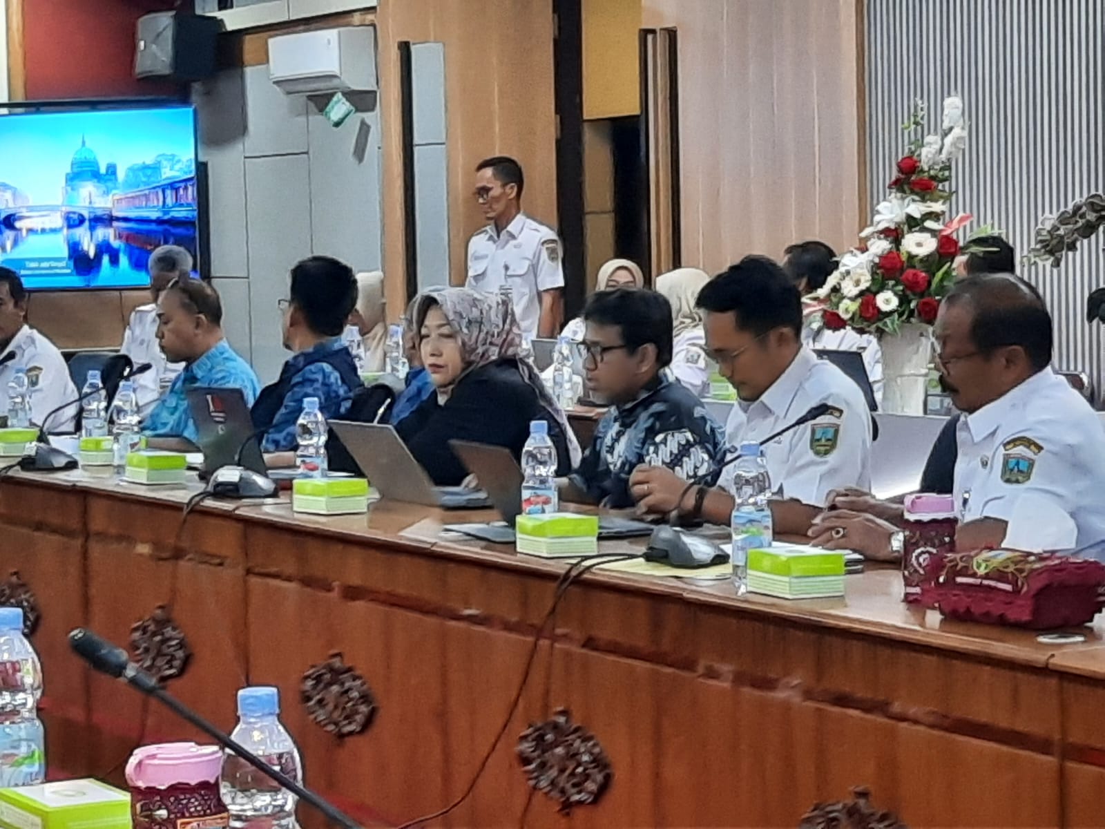 PAPARAN: Disdikpora Kudus memaparkan hasil verval penerima TKGS bersama Ketua DPRD Kudus Masan dan anggota dewan Komisi D di ruang rapat baru-baru ini.