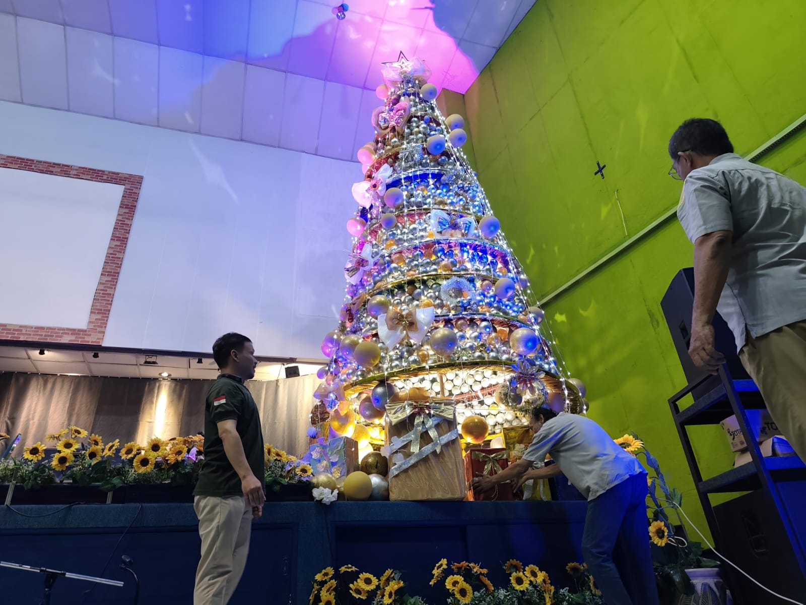 DIHIAS: Panitia JKI Tabernakel Pati menata ornamen pohon natal berbahan ribuan bola plastik bekas wahana permainan &ldquo;mandi bola&rdquo;. ANDRE FALAH/RADAR PATI