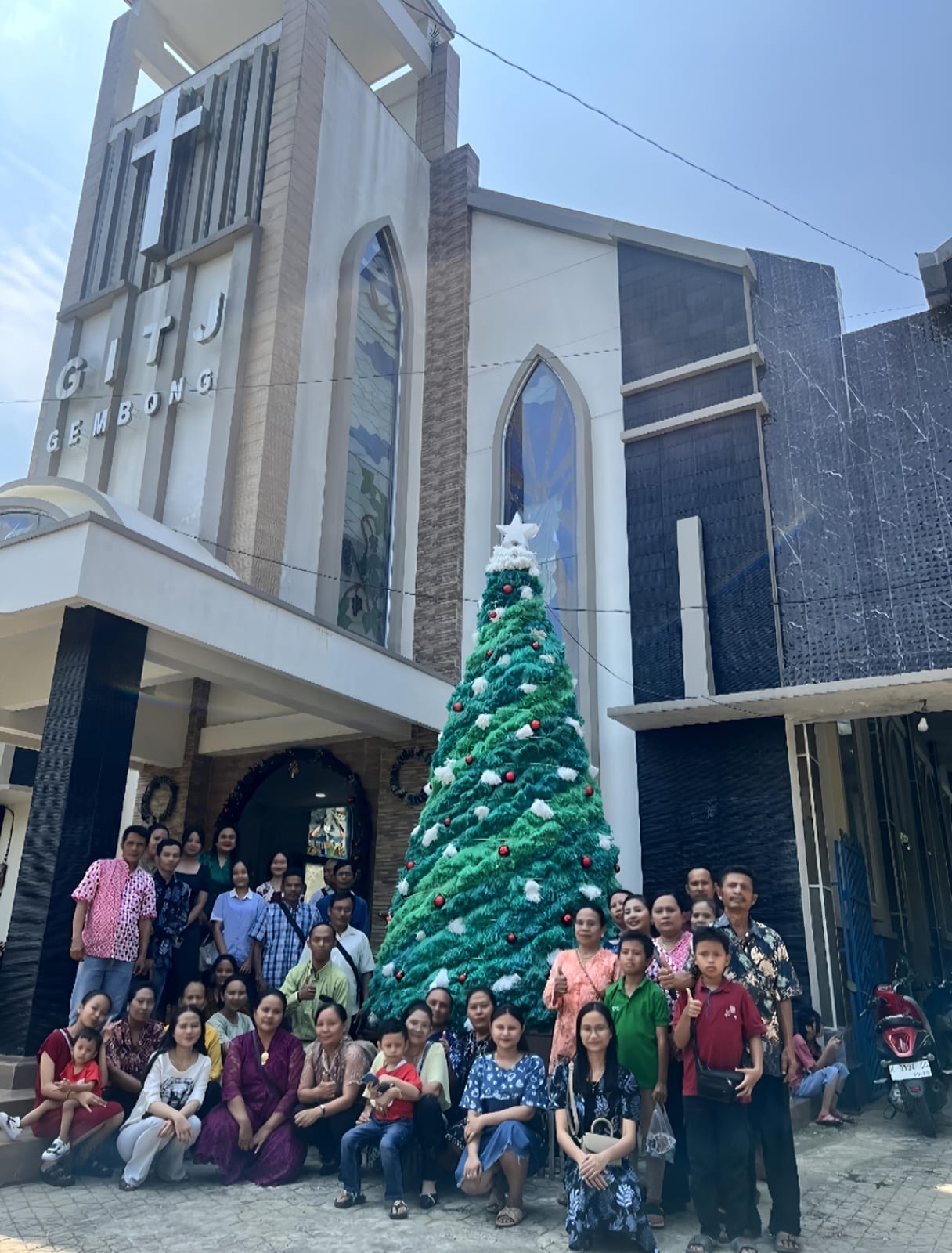 BARENG-BARENG: Jemaat GITJ Gembong, Pati berfoto di depan pohon Natal berbahan rafia.