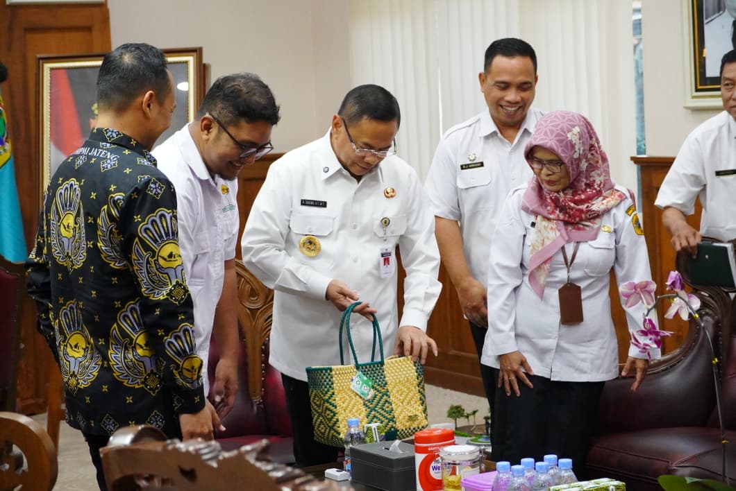 Bupati Pati Sudewo saat melepas keberangkatan tim ekonomi kreatif Pati yang akan mengikuti pameran Indonesian Fair di Thailand. (HUMAS PATI UNTUK RADAR KUDUS)