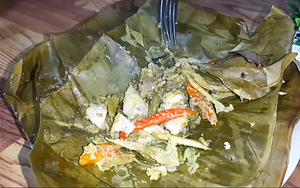 NIKMAT: Seorang penikmat kuliner menikmati olahan bandeng di salah satu warung makan di Pati belum lama ini.