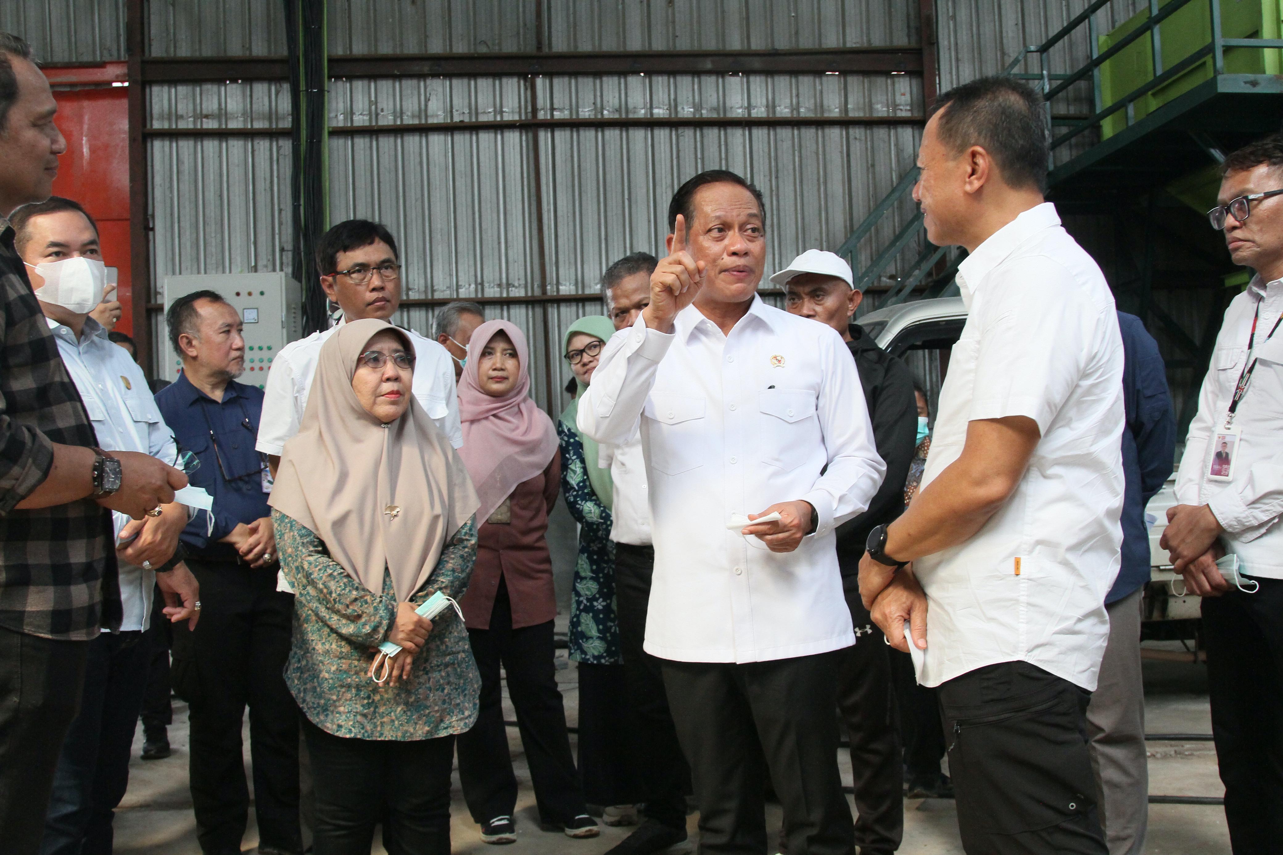 EVALUASI: Menteri Lingkungan Hidup Hanif Faisol Nurofiq mengunjungi di TPA Tanjungrejo.