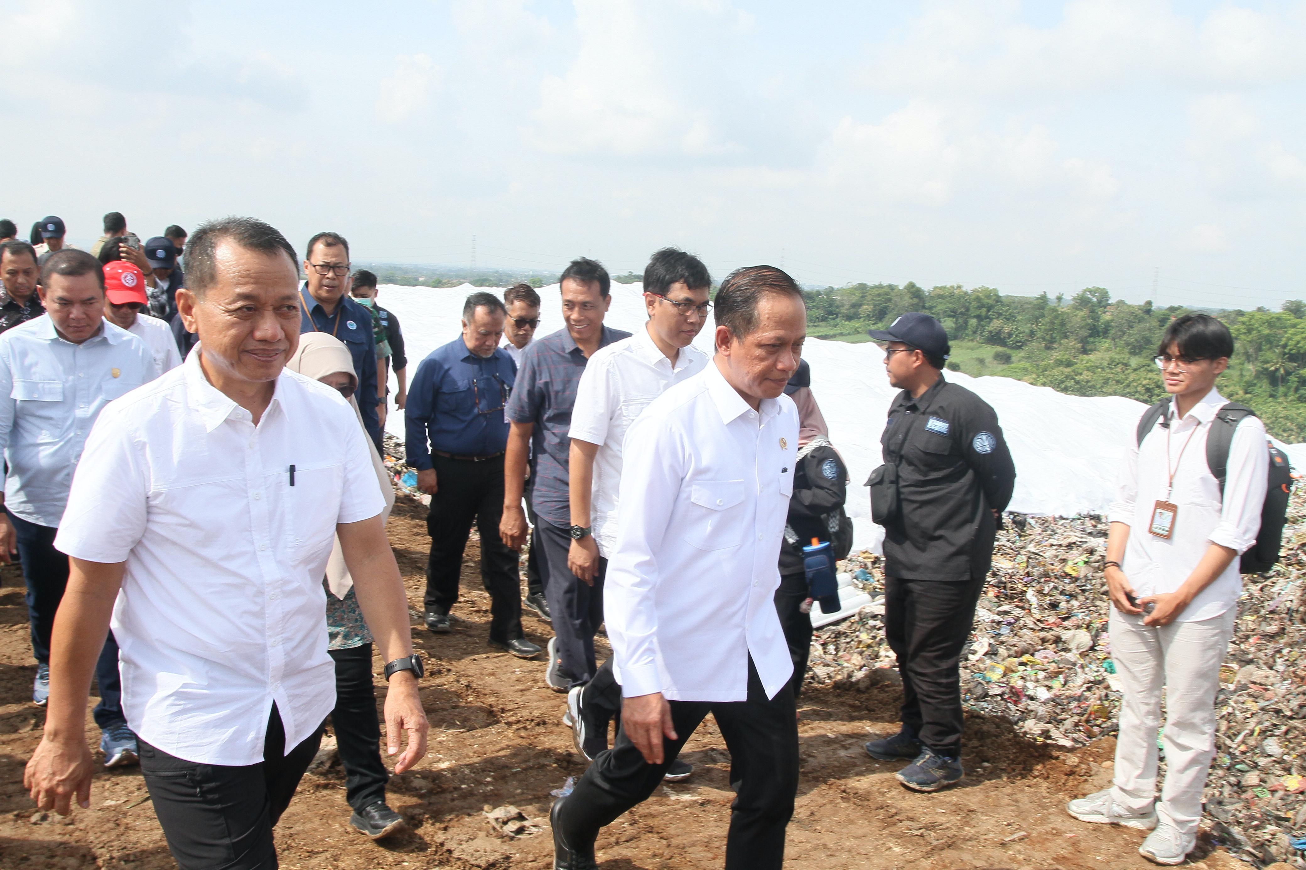 EVALUASI: Menteri Lingkungan Hidup Hanif Faisol Nurofiq mengunjungi di TPA Tanjungrejo.
