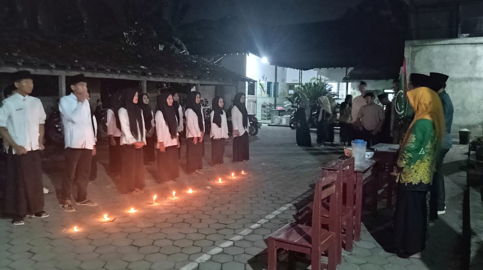 HENING: Peserta Makesta IPNU IPPNU Ranting Kesambi Menjalani Prosesi Pembaiatan sebagai anggota.