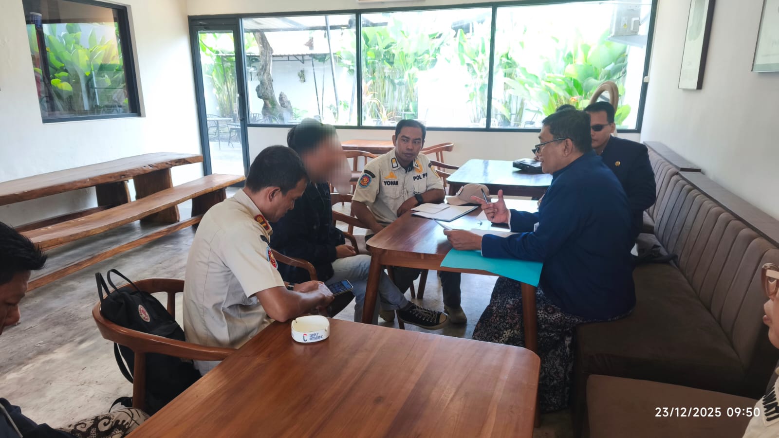 PENERTIBAN: Satpol PP bersama BPPKAD Kudus menyisir sejumlah tempat usaha, belum lama ini.