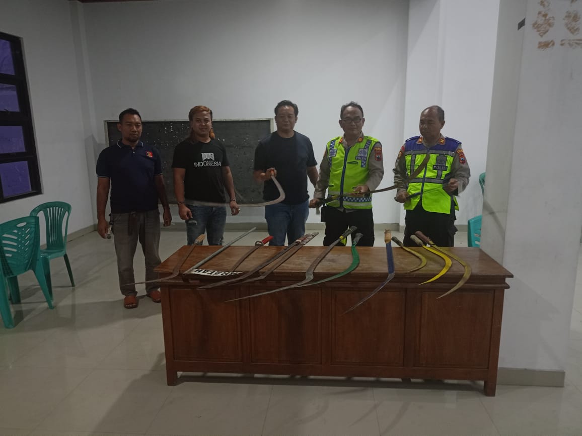 DIAMANKAN: Polisi mengamankan barang bukti sejata tajam yang hendak dipakai tawuran oleh remaja di Undaan, Kudus.