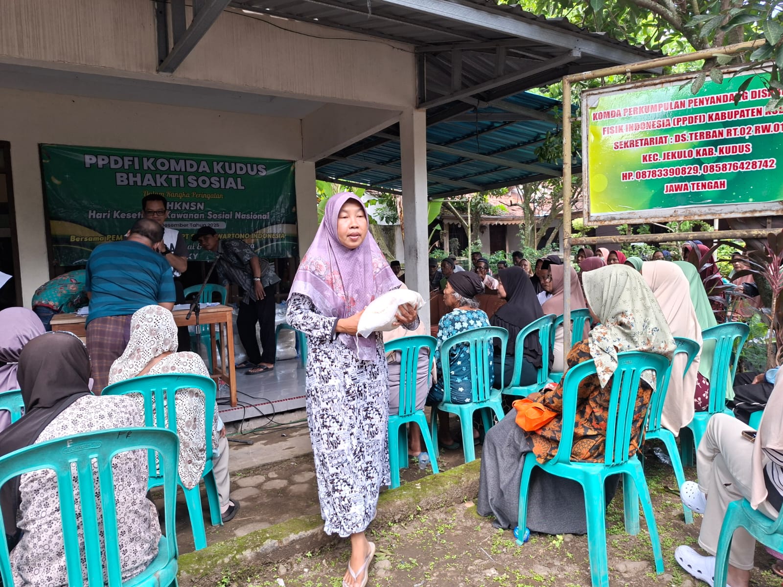 RENTAN: Warga Desa Terban mendapat bantuan berupa sembako dari Dinsos Kudus, Minggu (28/12).