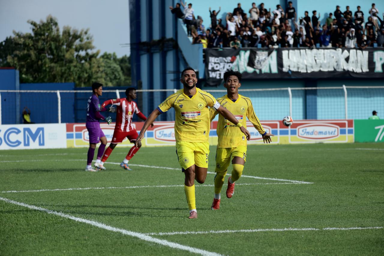 HARUS BERBENAH: Igor Costa berselebrasi usai mencetak gol saat menjamu Deltras FC di Stadion Wergu Wetan pada Minggu (28/12) lalu.