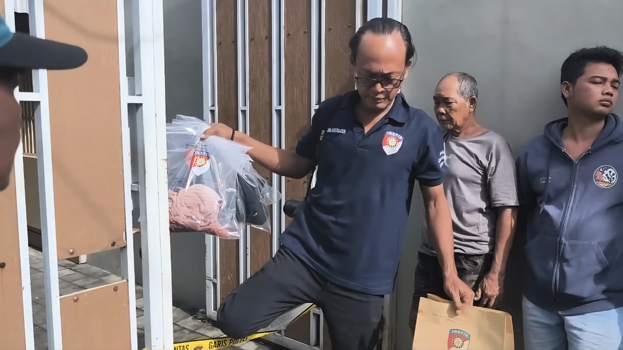 PERIKSA TKP: Tim Inafis Polres Kudus memeriksa lokasi kejadian dugaan pembacokan di Kelurahan Panjunan, Kota, Kudus, kemarin pagi.