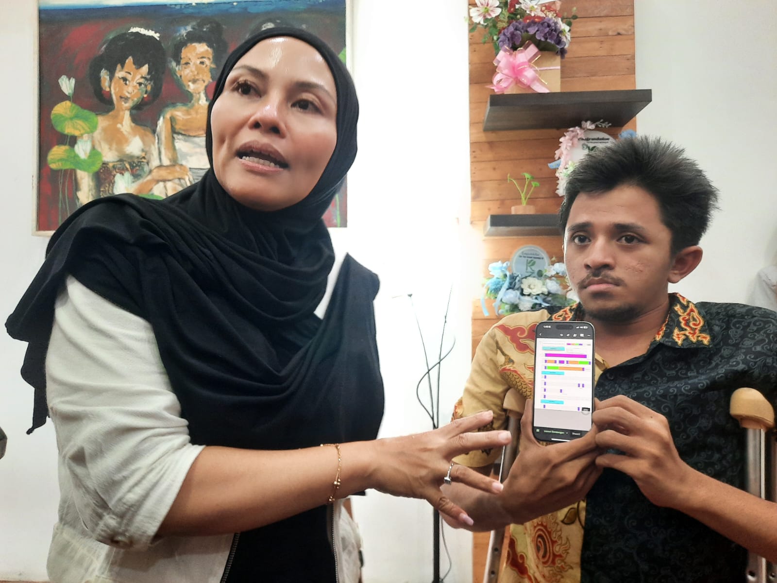 LAYOUT LAPAK: Endhah Endhayani (kiri) bersama Managing Director Dandangan 2026 Anjas Pramono memperlihatkan denah lapak dandangan yang nantinya bakal digelar kemarin.