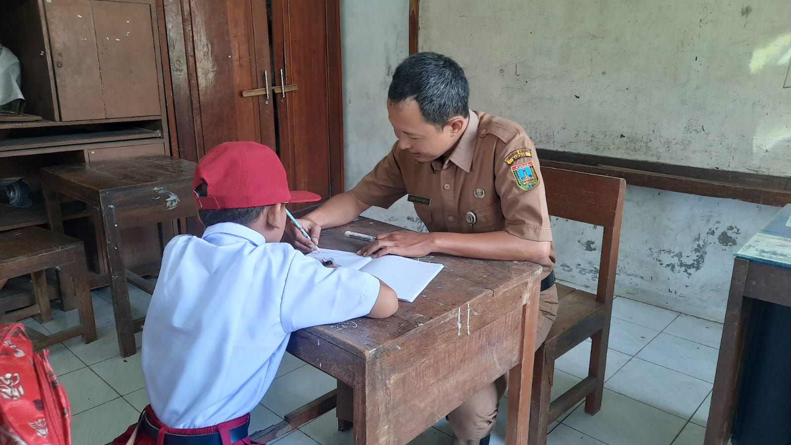 MENGAJAR SATU SISWA: Guru SD 1 Wates mengajar satu siswa di ruang kelas I baru-baru ini.