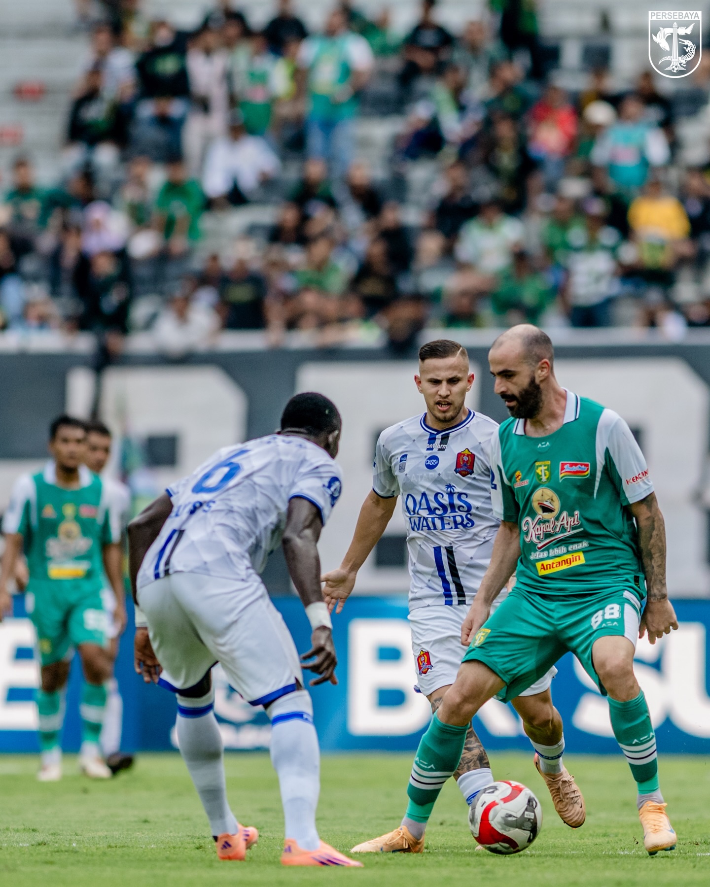 Duel sengit Persebaya menghadapi Persijap Jepara di Stadion Gelora Bung Tomo, Minggu (28/12). (DOK PERSEBAYA)