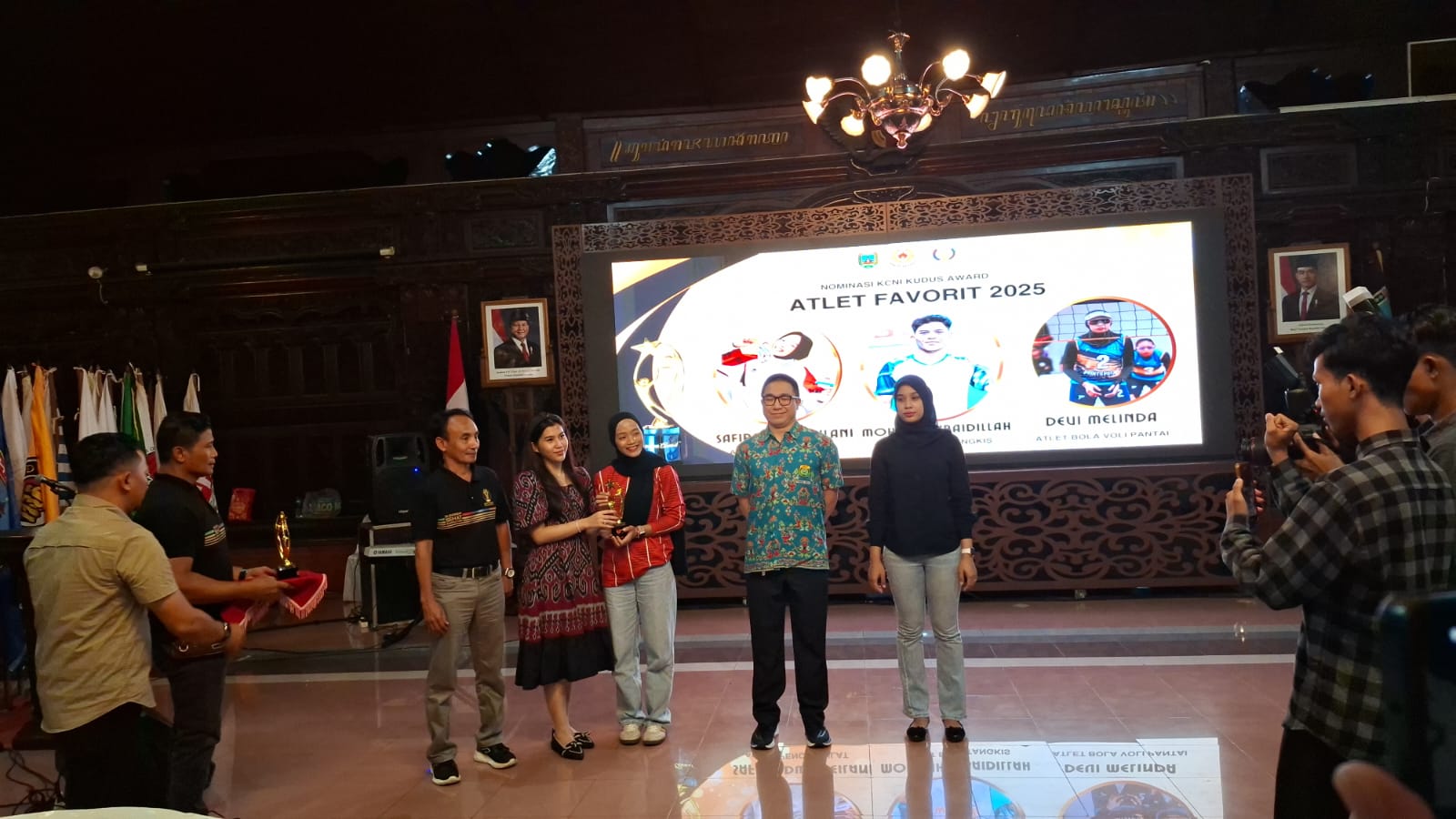 BANGGA: Wakil Bupati Kudus, Bellinda Putri Sabrina Birton memberikan penghargaan atas prestasi atlet di Kudus, Senin (29/12).