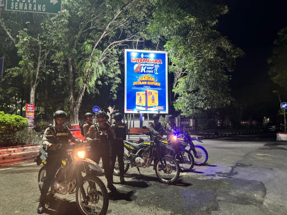 PATROLI: Anggota Satsamapta Polres Grobogan menggunakan motor trail dalam pengamanan jelang pergantian tahun baru 2026.