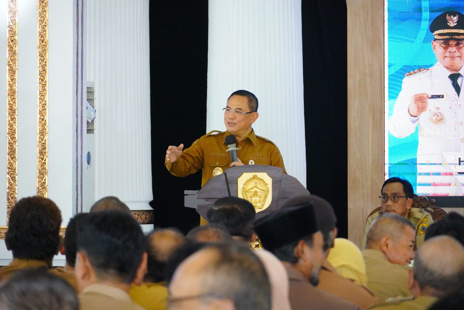 Bupati Pati Sudewo memberikan intruksi kepada jajaran kepala desa, kepala OPD dan para camat terkait perayaan tahun baru 2026. (HUMAS PATI)