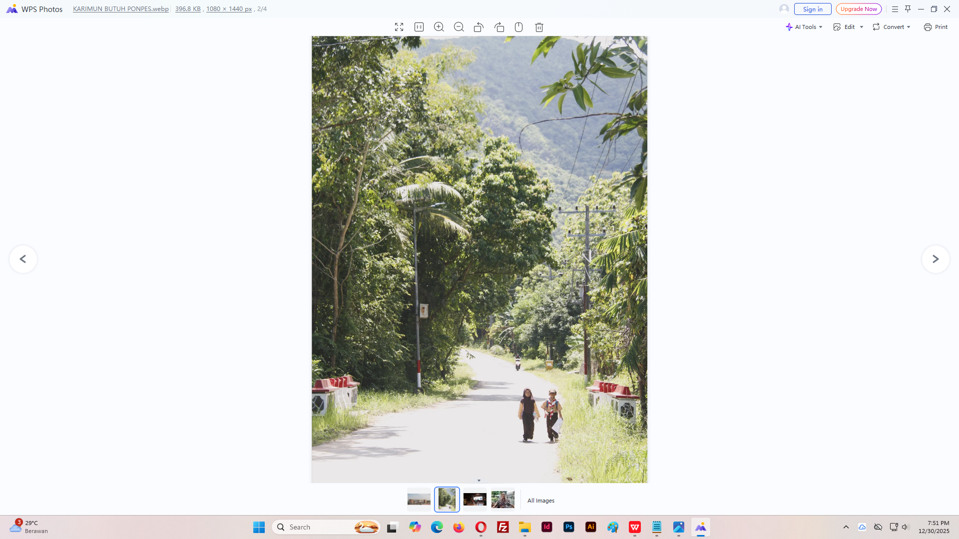 ASRI: Siswa SDN 3 Karimunjawa tengah berjalan kaki sepulang sekolah belum lama ini.