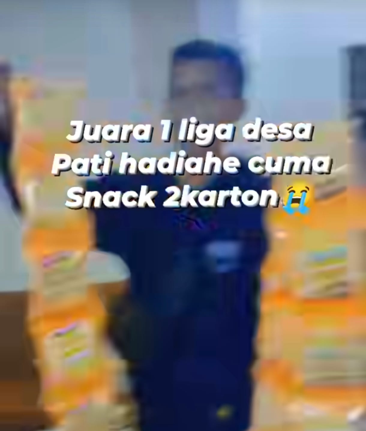 Salah satu tim pemenang membuka hadiah Liga Desa 2025 Kabupaten Pati. (FACEBOOK)