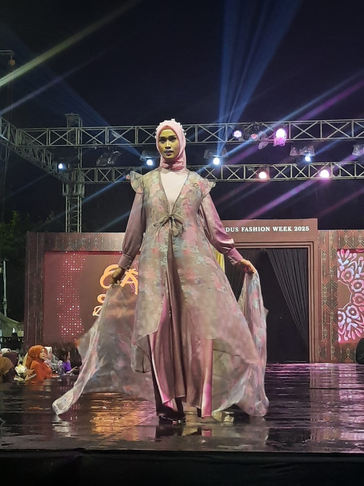 BRAND LOKAL: Fashion show produk fashion dari brand-brand lokal di Alun-alun Simpang Tujuh Kudus baru-baru ini.