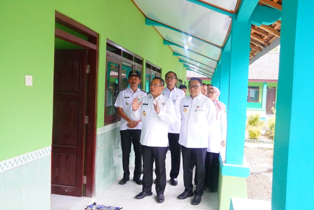 Bupati Sudewo meninjau revitalisasi SD Negeri 1 Srikaton Kecamatan Jaken program dari Kementerian Dikdasmen. (HUMAS PATI)