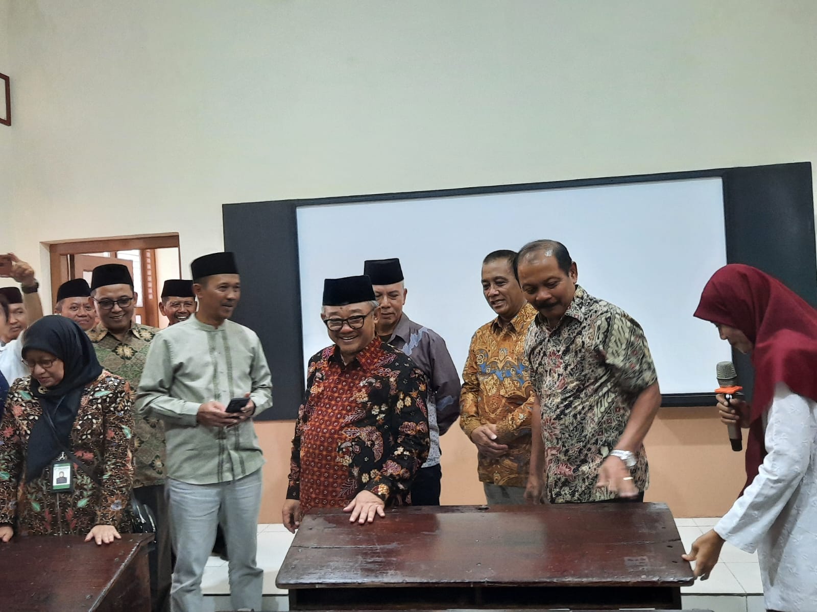 TINJAU RUANGAN: Mendikdasmen Prof. Abdul Mu&rsquo;ti (kiri) didampingi Kepala Disdikpora Kudus Harjuna Widada saat meninjau kelas di SD Muhammadiyah 1 Kudus. (INDAH SUSANTI/RADAR KUDUS)