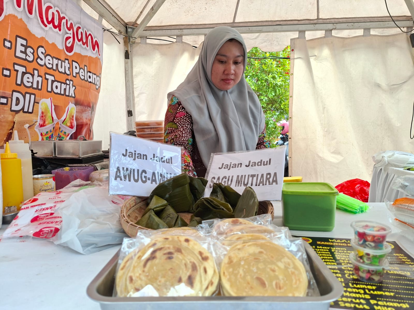 KULINER LAWAS: Pedagang di Pasar Kuliner Jadul menjajakan olahan makanan tempo dulu di Alun-alun Kulon Kudus.