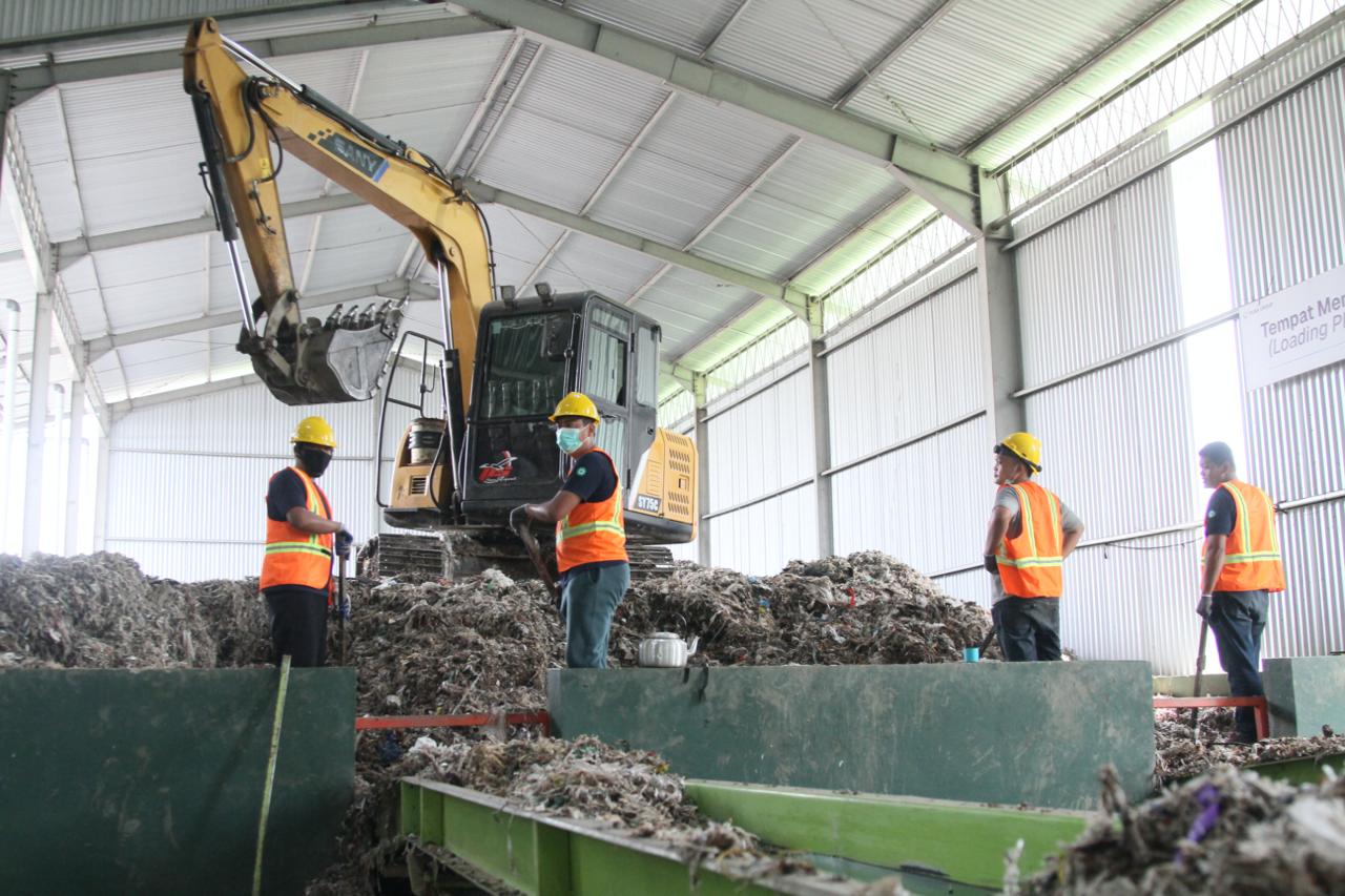 BERMANFAAT: Petugas mengolah sampah organik di tempat RDF PT Pura.  (GALIH ERLAMBANG W/ RADAR KUDUS)