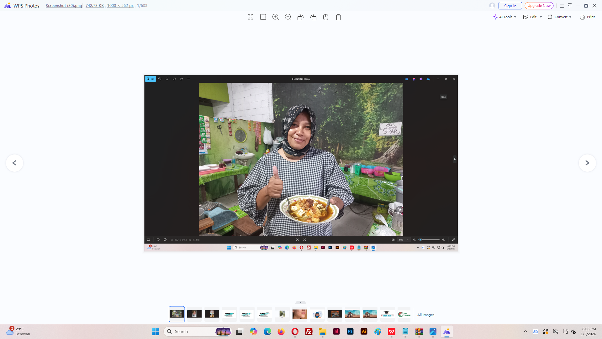 MENGGODA: Lontong gebyur siap disantap. (FIKRI THOHARUDIN/RADAR KUDUS)