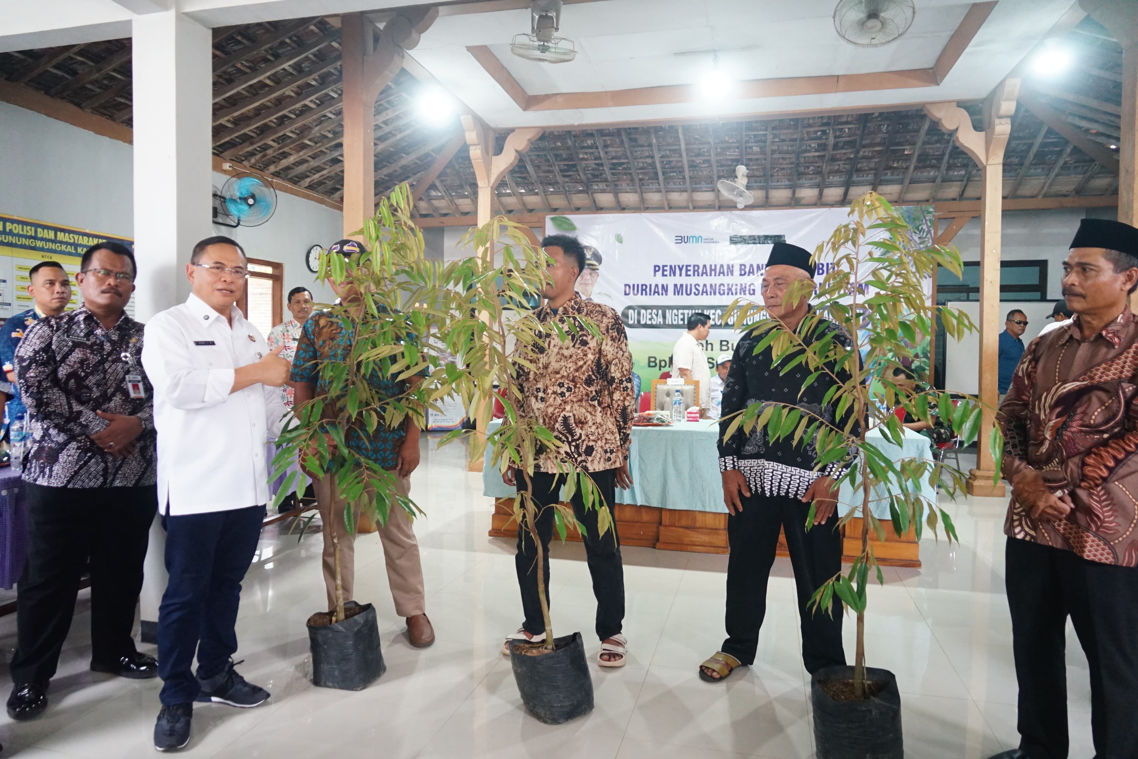Bupati Pati Sudewo menyalurkan ribuan bibit durian unggulan untuk warga Gunungwungkal. (HUMAS PATI)