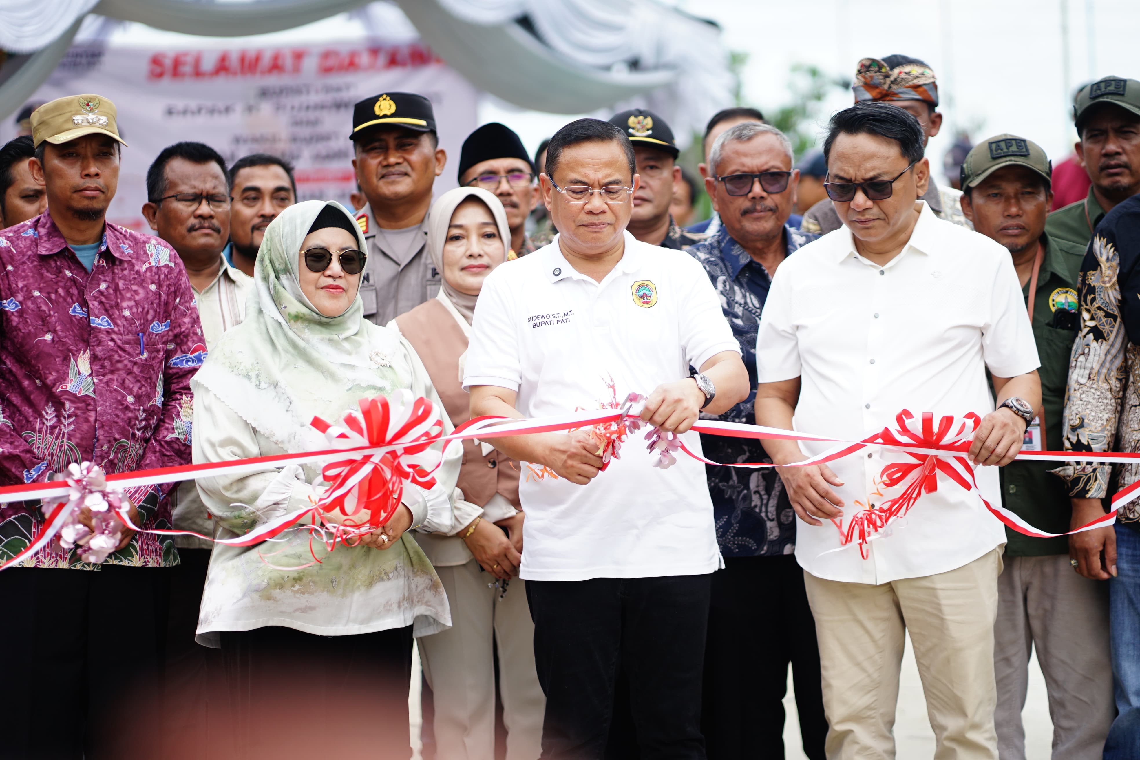 Bupati Sudewo meresmikan sejumlah proyek infrastruktur strategis antara lain pembangunan jalan dan drainase. (Humas Pati)