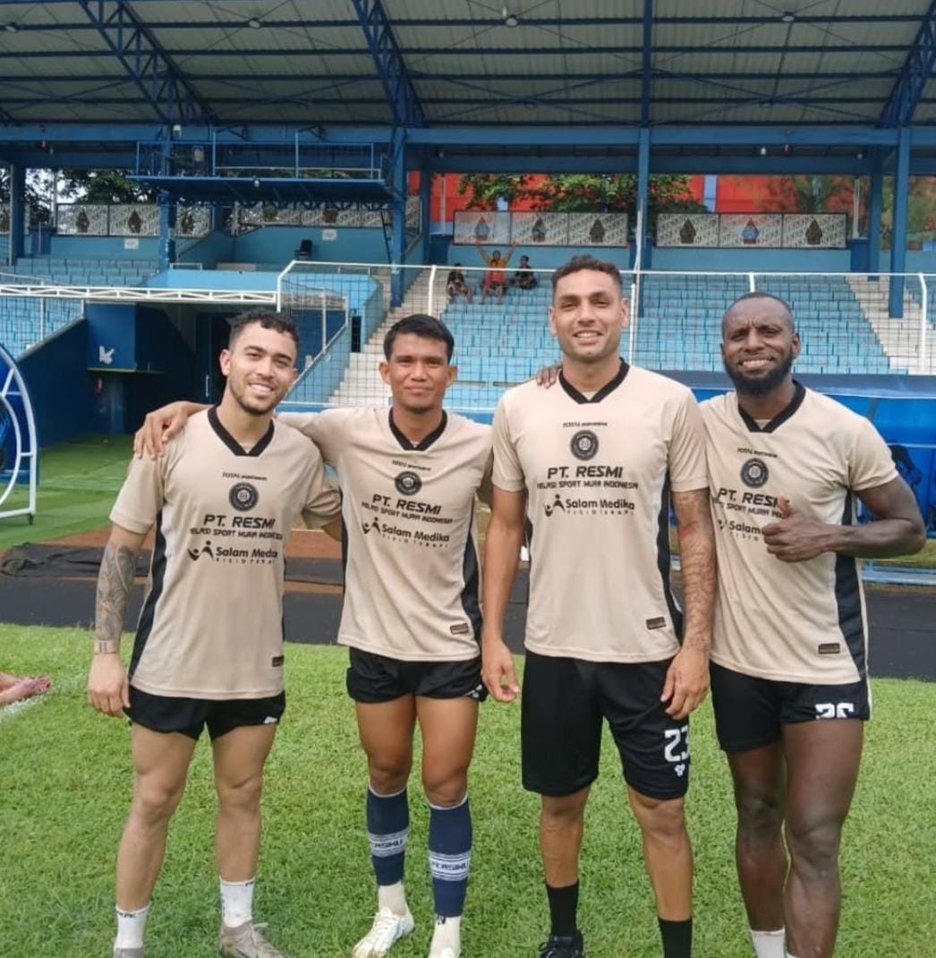 SUDAH TIBA: Caique Saoza (kiri) dan Jaime Xavier (kedua kanan) mengikuti sesi latihan di Persiku Kudus.&nbsp;