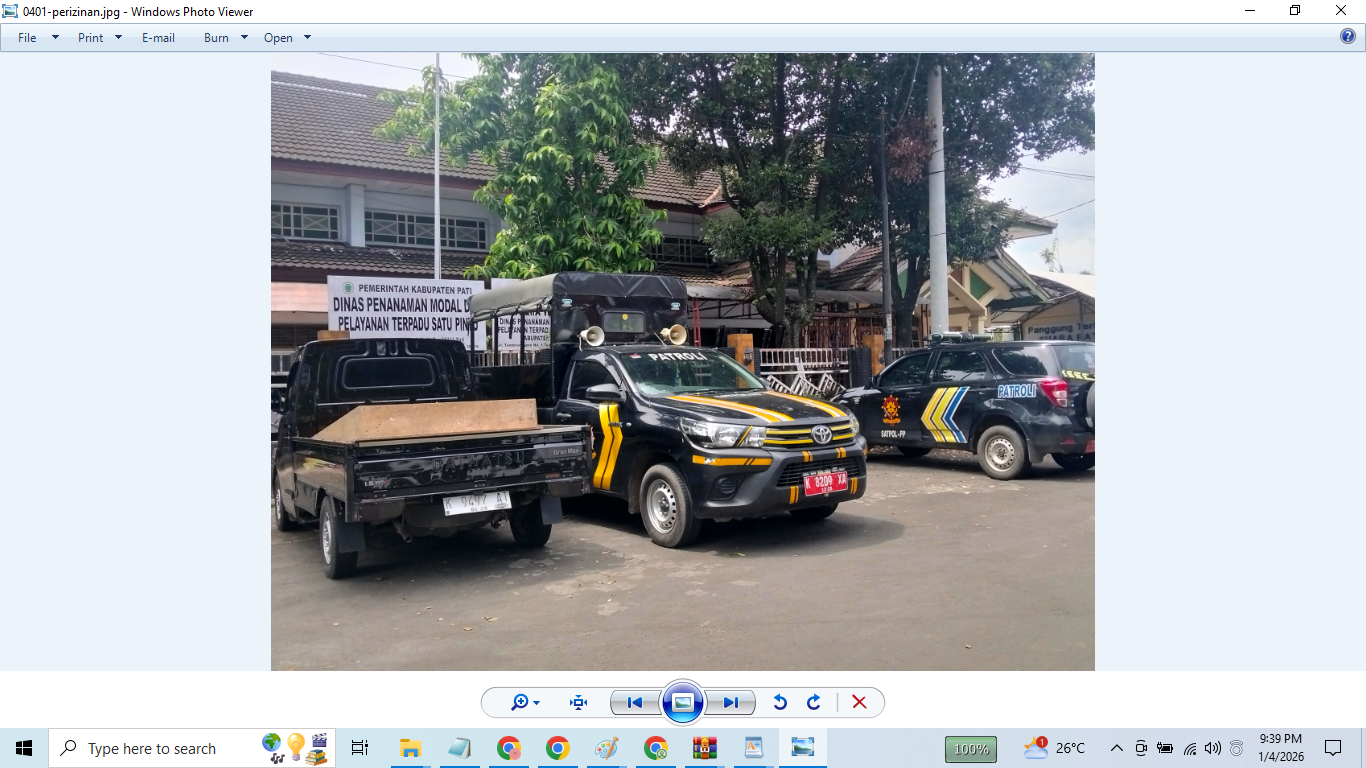 MANDEK: Mobil-mobil Satpol PP Pati parkir di depan kantor DPMPTSP setempat.