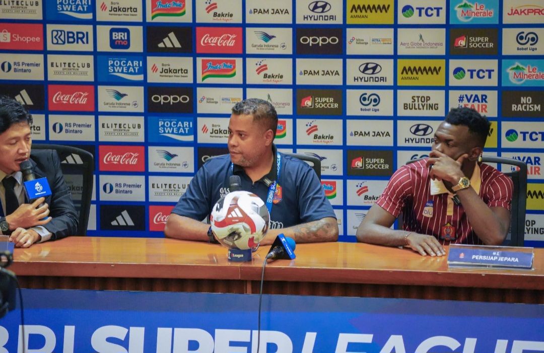 Pelatih Persijap Jepara, tengah, saat konferensi pers