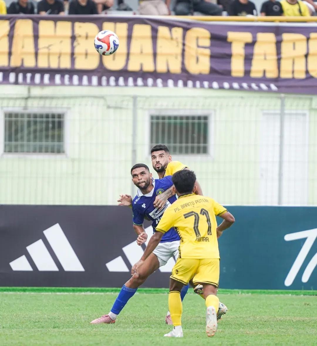 KALAH LAGI: Striker Persiku Igor Costa dijaga ketat pemain Barito Putera. (INSTAGRAM BARITO PUTERA &nbsp;UNTUK RADAR PATI)