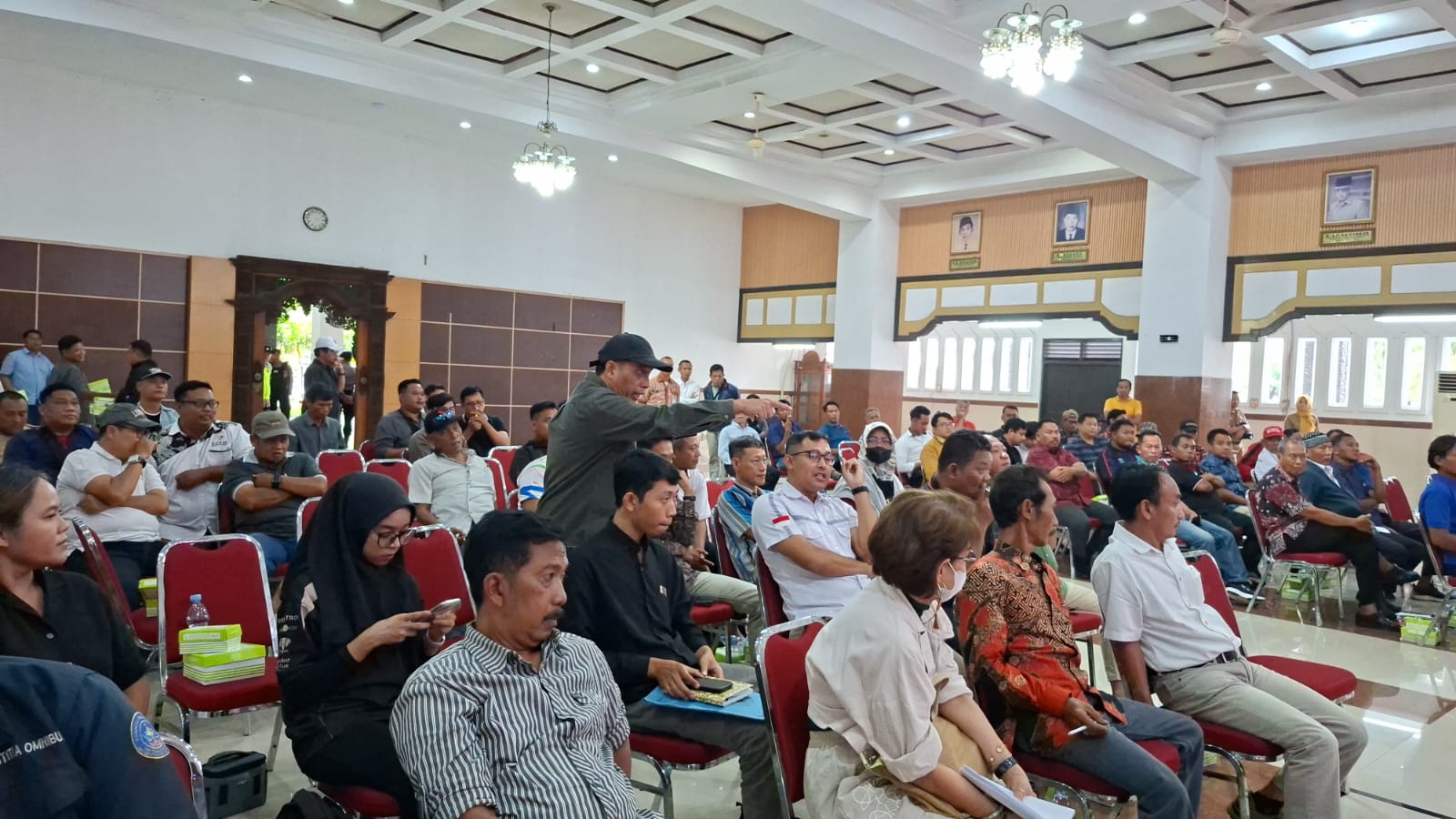 MEMANAS: Seorang audiens beradu argumen dengan Komisi D DPRD Kudus dalam rakor di Aula lantai satu Gedung DPRD Kudus, Senin (5/1).