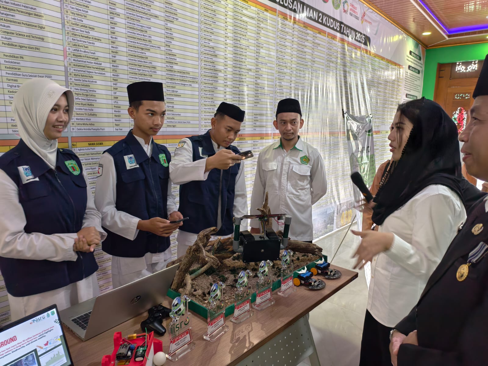 SELAMAT: Wakil Bupati Kudus Bellinda Birton berinteraksi dengan para siswa MAN 2 Kudus yang berprestasi di bidang robotic.