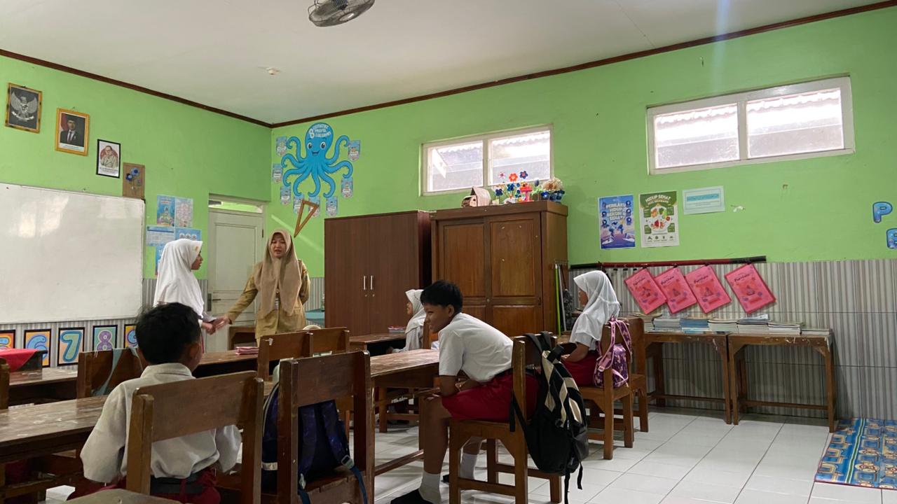 SEPI: Suasana SD 1 Adiwarno terlihat sepi tidak ada aktivitas siswa saat hari pertama masuk sekolah usai liburan akhir tahun.