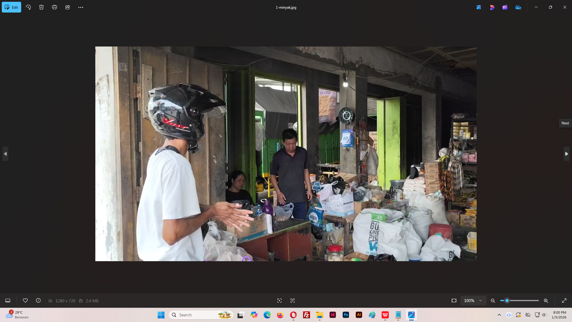 CARI MINYAK SUBSIDI: Warga menunggu membeli Minyakita di Toko Fatimah Pati. (ANDRE FAIDHIL FALAH/RADAR KUDUS)