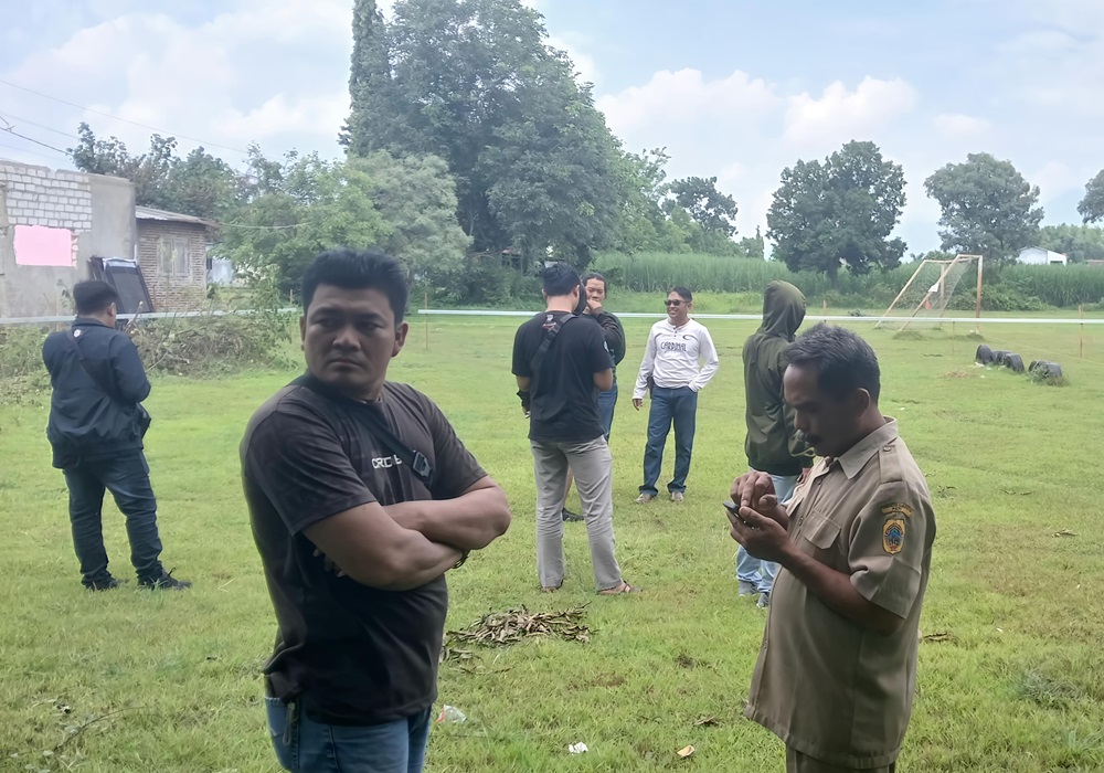 DICEK: Warga bersama Pemerintah Desa Tambaharjo mengecek lokasi gerai KDMP di lapangan desa setempat