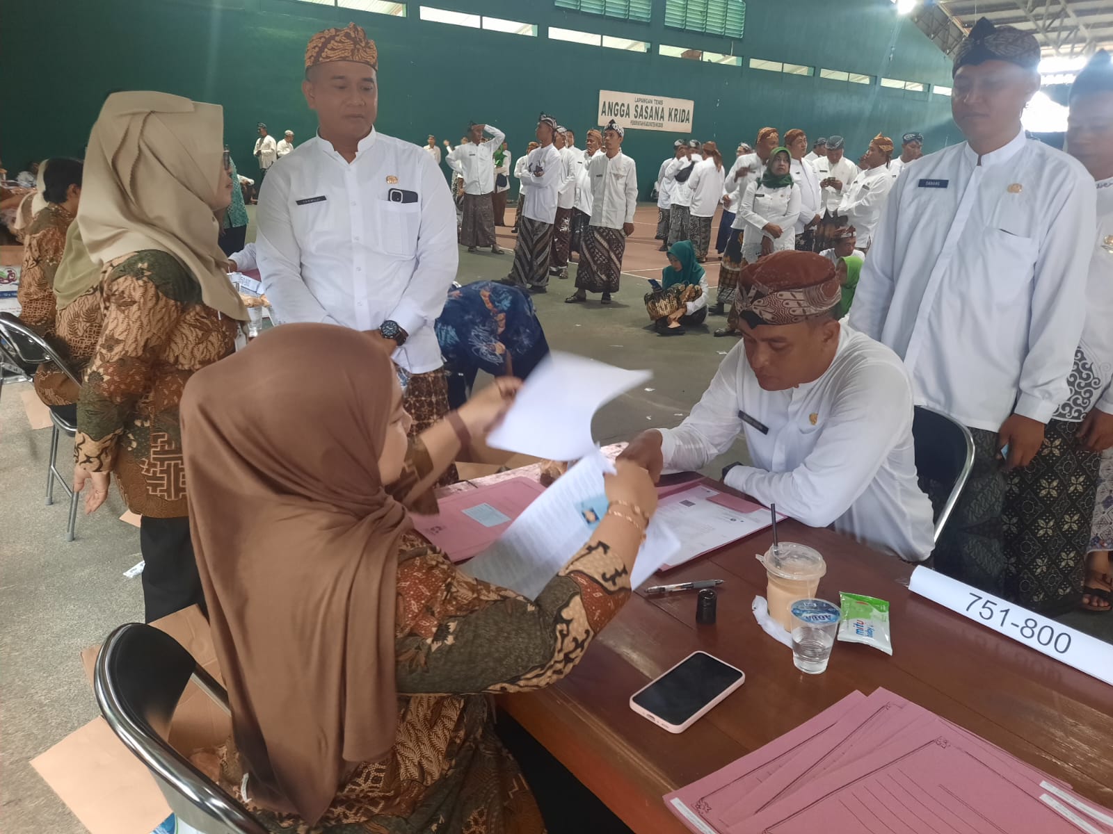 TERIMA SK: PPPK Paruh Waktu antre menunggu giliran menerima SK di gedung tenis indoor Pemkab Kudus. (INDAH SUSANTI/RADAR KUDUS)
