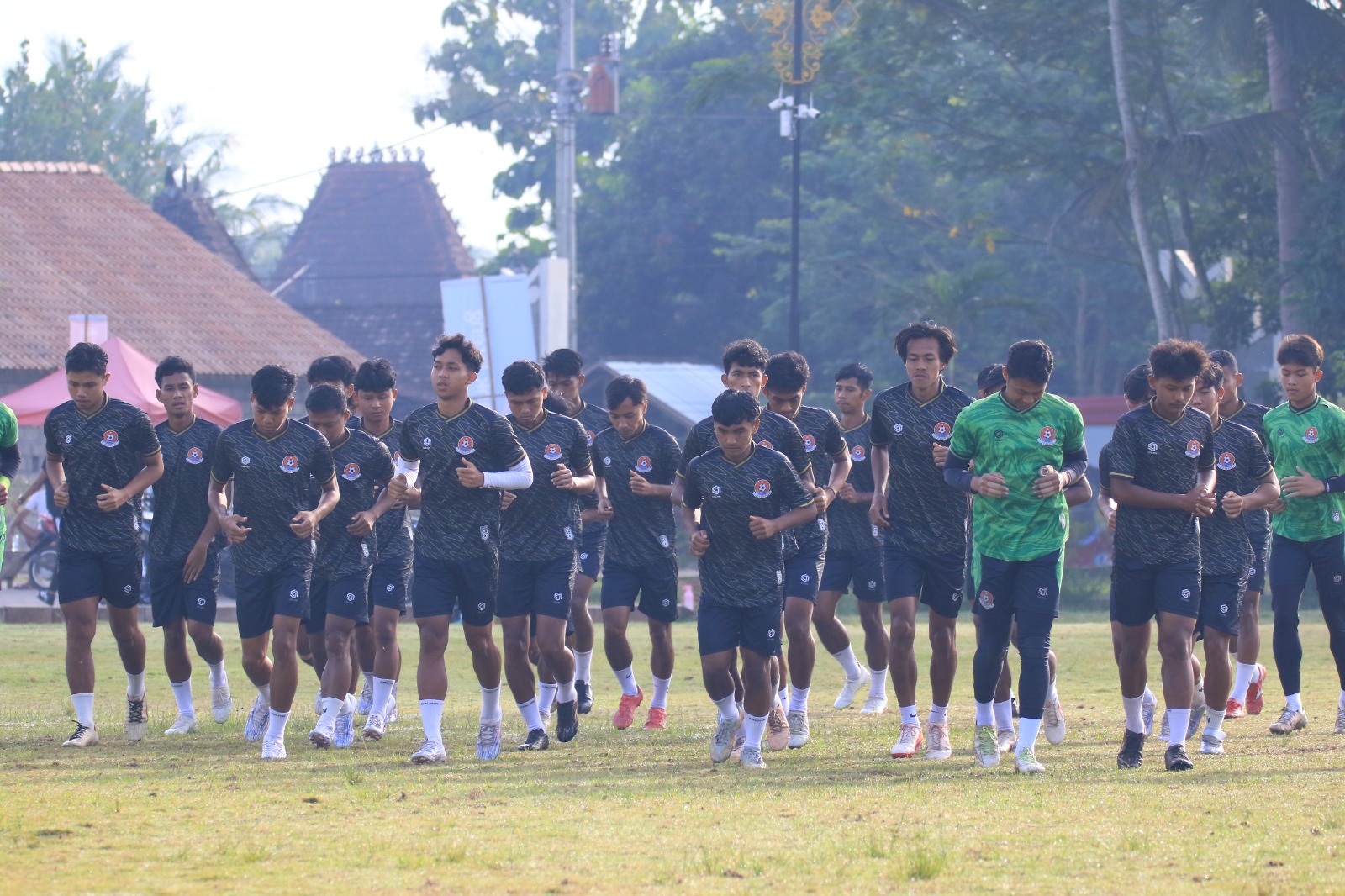 Para pemain Persipa Pati sedang berlatih rutin jelang menghadapi laga penting melawan Dejan FC di putaran ketiga Liga Nusantara. (DOK PERSIPA)