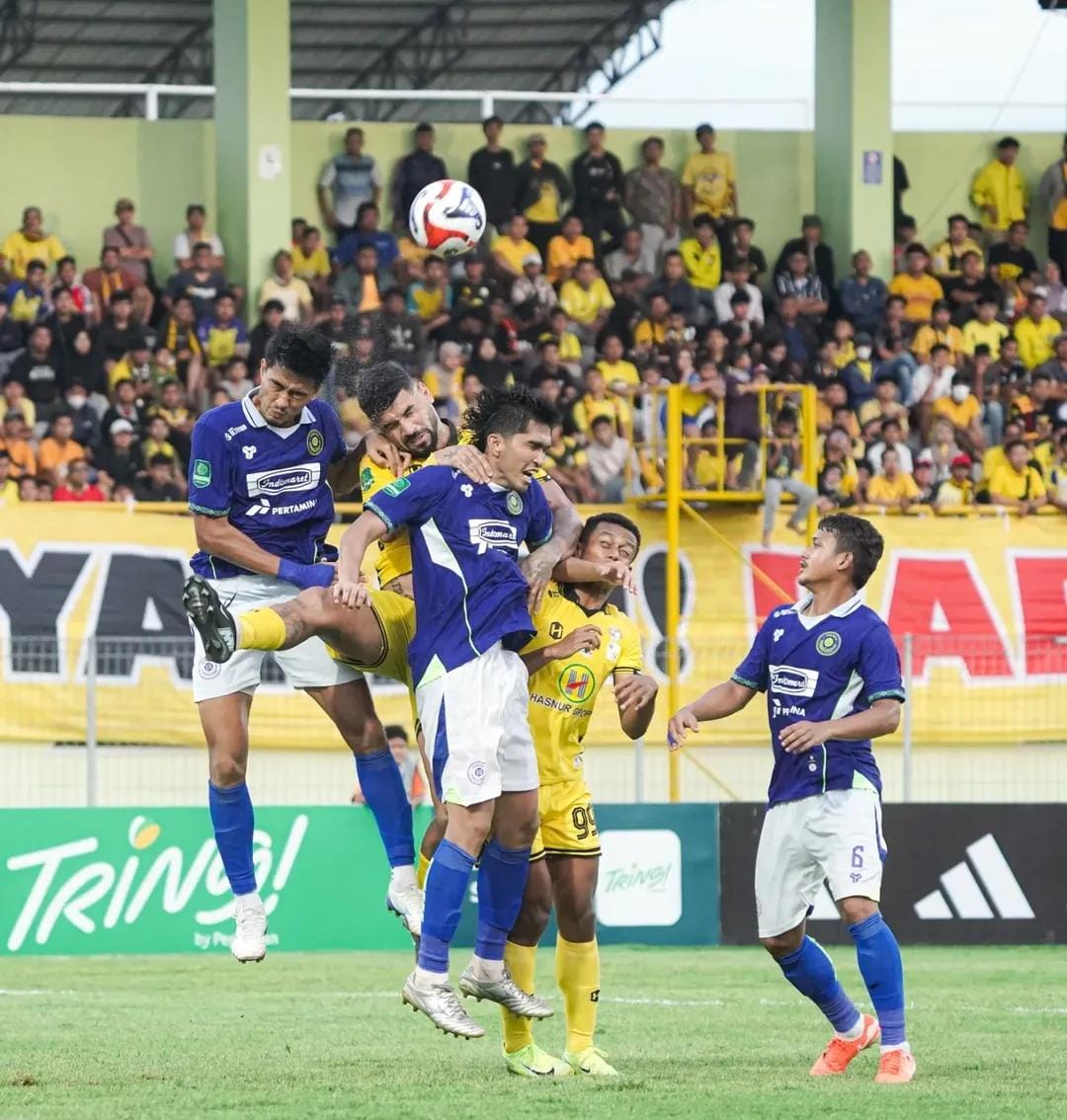 HASIL BURUK: Bek Persiku Aldo Claudio (tengah) berduel dengan pemain Barito Putera. (IG BARITO PUTERA)