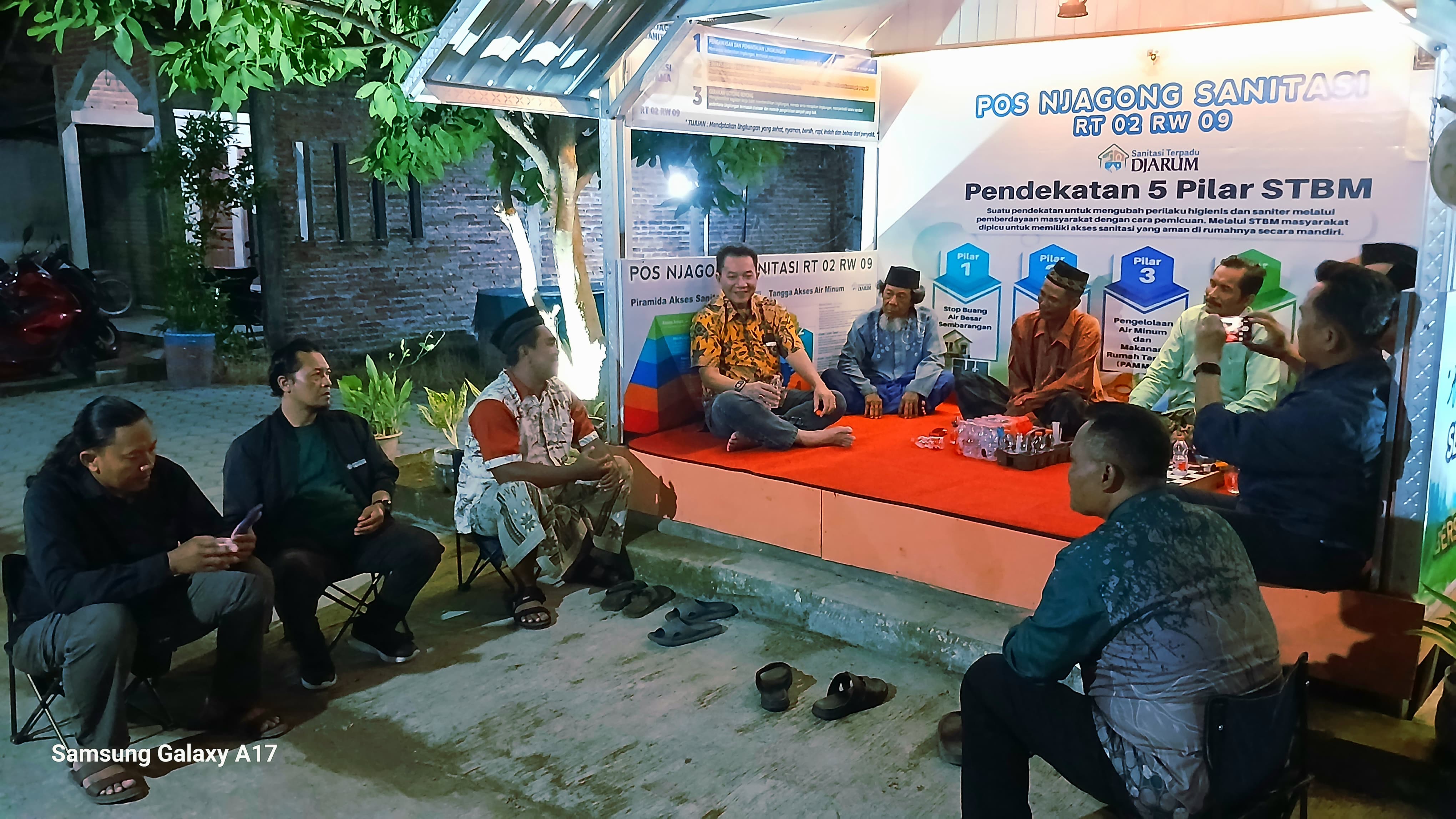 GAYENG: GM Community Development PT. Djarum Achmad Budiharto (kiri) saat mengunjungi Pos Njagong Sanitasi yang ada di Desa Kesambi