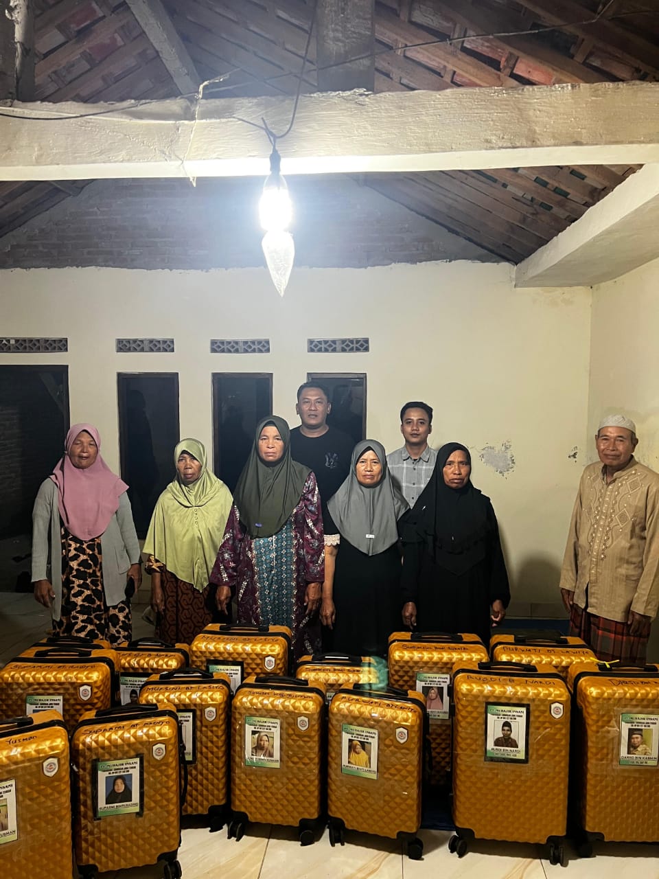 GAGAL BERANGKAT: Sejumlah calon jamaah umrah warga Desa Teguhan, Kecamatan/Kabupaten Grobogan, foto bersama koper untuk keperluan umrah.