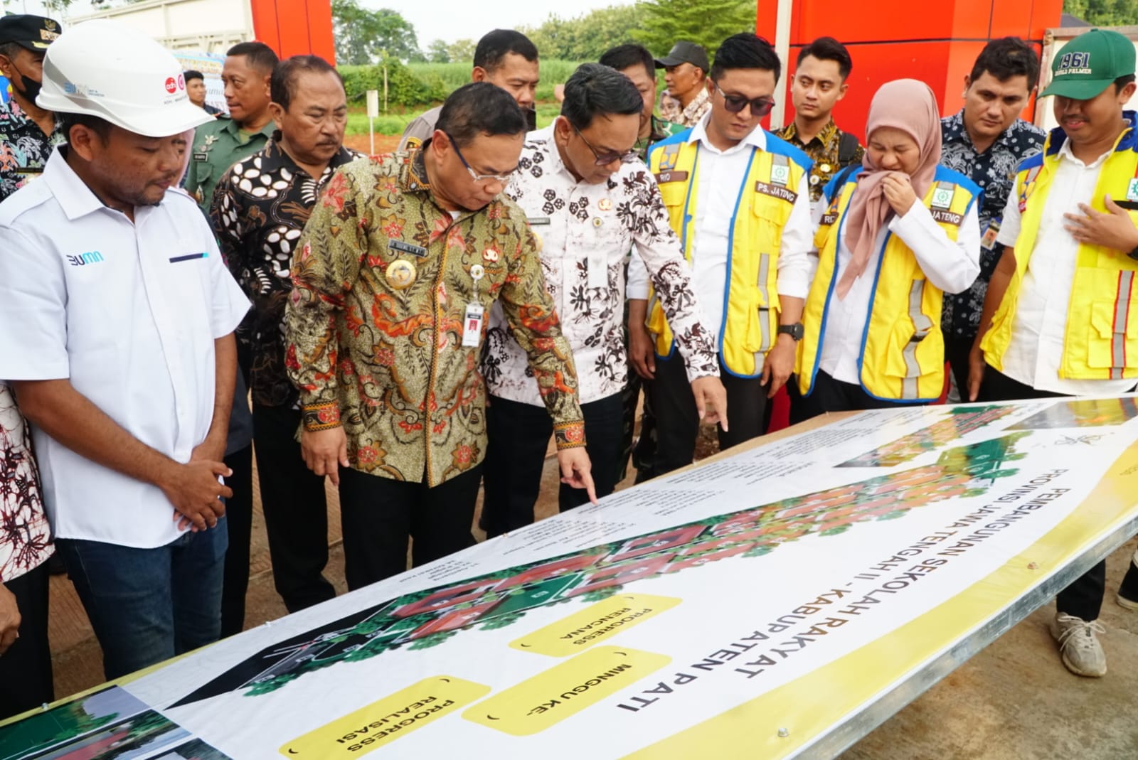 Pembangunan Sekolah Rakyat di Pati mulai dilakukan, proses groundbreaking dilakukan oleh Bupati Sudewo dan Wakil Bupati Risma Ardhi Chandra. (HUMAS PATI) 2