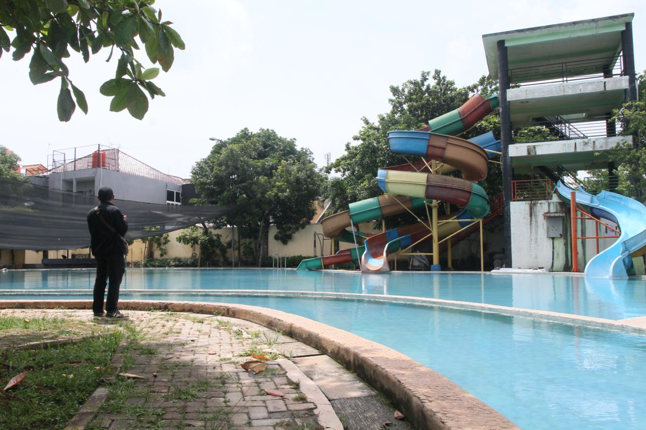 BERBENAH: Warga melintas di depan waterboom yang berada di Museum Kretek.