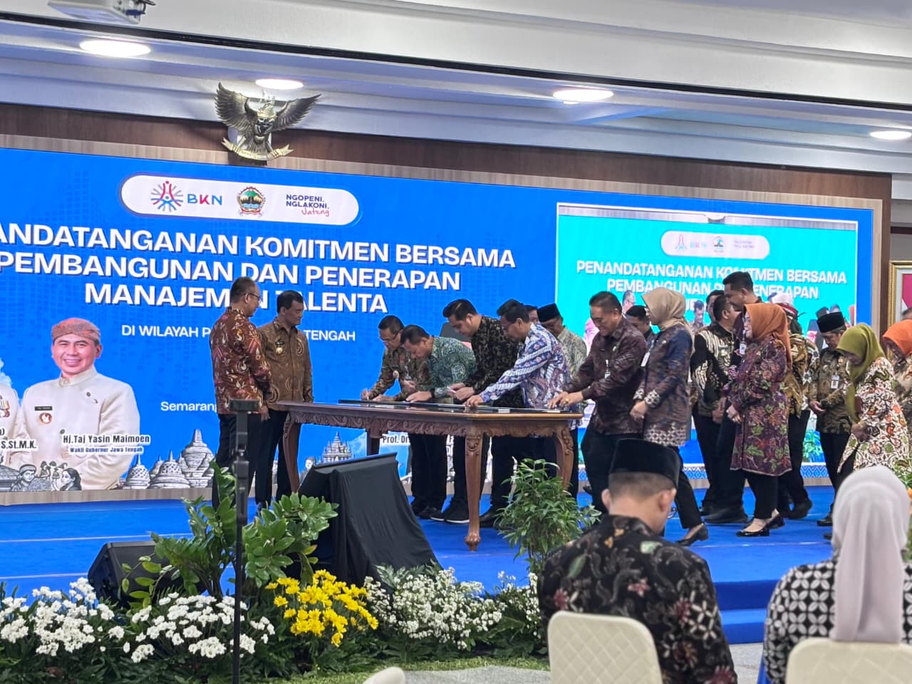 Bupati Pati, Sudewo, menghadiri penandatanganan Komitmen Pembangunan dan Penerapan Manajemen Talenta yang digelar di Gedung Gradhika Bhakti Praja, Gubernuran Provinsi Jawa Tengah. (HUMAS PATI)